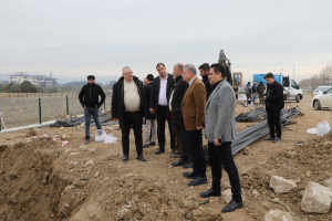 Edremit Çayı üzerine inşa edilen yeni köprü hızla tamamlanıyor. Ulaşımı rahatlatacak proje, DSİ 27. Bölge Müdürlüğü tarafından yürütülürken, çevre düzenlemeleri Edremit Belediyesi tarafından yapılacak.