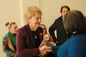 Burhaniye Belediyesi ve Kent Konseyi Kadın Meclisi’nin düzenlediği kadın buluşmaları kapsamında Hacıahmet ve Yunus Mahallesi sakinleri bir araya geldi. Toplantıda kadın dayanışması ve sosyal destek konuları ele alındı.