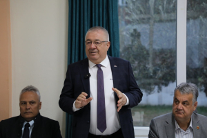 Edremit Belediyesi, uzun süredir devam eden vergi borçlarını sıfırladı. Başkan Mehmet Ertaş, belediyeye ait bir taşınmazın Maliye Hazinesi’ne devredilmesiyle borçların kapatıldığını açıkladı.