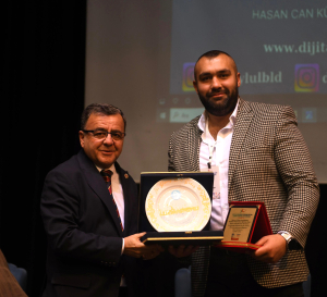 Altıeylül Belediyesi ve Balıkesir Üniversitesi, efsanevi boksör Muhammed Ali’yi anma etkinliği düzenledi. Bilgehan Demir’in "Kayıp Madalyon" kitabı büyük ilgi gördü!