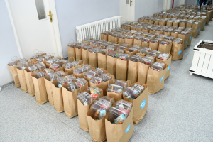 Balıkesir Büyükşehir Belediyesi'nin Beslenme Desteği Projesi, ikinci dönemde de devam ediyor. Başkan Ahmet Akın, hiçbir çocuğun aç yatmayacağını belirterek, sağlıklı gıdaya erişim sağlamak için çalıştıklarını vurguladı.