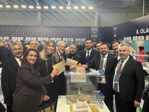 AK Parti 8. Olağan Büyük Kongresi, yoğun katılım ve büyük coşkuyla gerçekleşti. Balıkesir teşkilatı güçlü şekilde kongrede yer aldı, Belgin Uygur MKYK'ya yeniden seçildi.