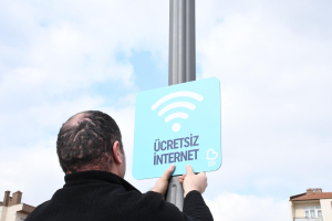 Balıkesir Büyükşehir Belediyesi, ücretsiz ve sınırsız Wi-Fi hizmetini 50 noktaya yaygınlaştırıyor. Kentin dört bir yanına kesintisiz internet sağlayan proje, özellikle öğrenciler için büyük bir fırsat sunuyor.