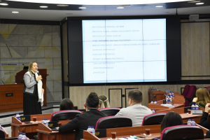 Balıkesir Büyükşehir Belediyesi, Türkiye Belediyeler Birliği iş birliğiyle personeline protokol ve nezaket kuralları ile problem çözme eğitimi verdi. Eğitimlere 204 personel katıldı.