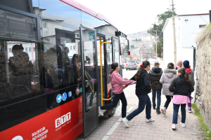 Balıkesir Büyükşehir Belediye Başkanı Ahmet Akın, Dursunbey’in Delice Mahallesi’nde taşımalı eğitim gören öğrencilerin servis mağduriyetini giderdi. Büyükşehir Belediyesi’nin sağladığı ulaşım desteğiyle öğrenciler artık yatılı kalmak zorunda değil.
