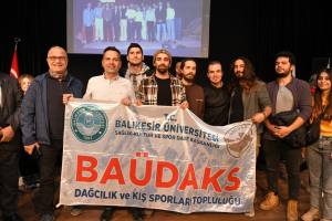 Balıkesir Büyükşehir Belediyesi'nin düzenlediği etkinlikte Nasuh Mahruki, deprem anında yapılması gerekenleri anlattı. İlk 72 saatin önemine dikkat çeken Mahruki, deprem çantasının hazır bulundurulması gerektiğini söyledi.