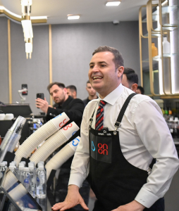 Balıkesir Büyükşehir Belediyesi, vatandaşların sosyal yaşamını canlandırmak için On On Kafelerin 16. şubesini Paşaalanı’nda açtı. Başkan Ahmet Akın, uygun fiyatlı sosyal alanlar ve emekliler için yeni projelerin müjdesini verdi.