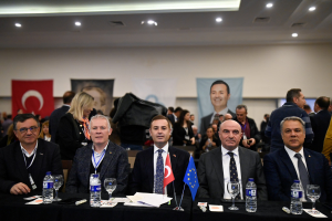 Balıkesir'de düzenlenen Tarım Çalıştayı'nda, tarım ve hayvancılığın geleceği masaya yatırıldı. Büyükşehir Belediye Başkanı Ahmet Akın, "Zengin toprakların fakir çiftçileri olmasın istemiyoruz" dedi. Detaylar haberimizde.