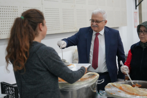 Burhaniye Belediyesi, Ramazan Bayramı için tüm hazırlıklarını tamamladı. Mezarlık temizliklerinden iftar sofralarına kadar birçok hizmet sunan belediye, bayramlaşma programıyla birlik ve beraberliği pekiştirecek.