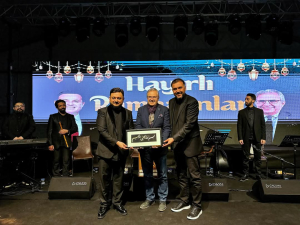 Bandırma Belediyesi, Ramazan ayı boyunca düzenlediği iftar ve etkinlik çadırı programlarıyla vatandaşları bir araya getiriyor. Semazen gösterileri, tasavvuf müziği ve çocuk etkinlikleriyle Ramazan coşkusu Bandırma’da yaşanıyor.