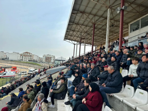 Bandırma Belediye Başkanı Dursun Mirza, Bandırmaspor-Ümraniyespor maçında tribündeki yerini alarak takıma destek verdi. 2-0’lık galibiyetle büyük sevinç yaşayan Bandırma taraftarı, takımın başarısını coşkuyla kutladı.