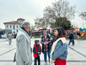 Bandırma Belediye Başkanı Dursun Mirza, Cumhuriyet Meydanı’nda hemşehrileriyle bir araya gelerek Ramazan’ın birlik ve beraberlik ruhunu paylaştı. İftar çadırında vatandaşları ağırlayan Mirza, tüm Bandırmalıları iftar sofralarına davet etti.