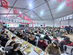 Bandırma Belediyesi’nin düzenlediği iftar programında vatandaşlar bir araya geldi. Ramazan ayının paylaşma ruhu yaşatılırken, birlik ve dayanışma mesajları verildi.