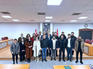 Bandırma Onyedi Eylül Üniversitesi Yerel Yönetimler Bölümü öğrencileri, Bandırma Belediye Başkanı Dursun Mirza ile bir araya gelerek yerel yönetimler üzerine keyifli bir sohbet gerçekleştirdi.