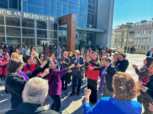 Bandırma Belediyesi’nde çalışan DİSK Genel-İş Sendikası üyesi kadın emekçiler, 8 Mart Dünya Emekçi Kadınlar Günü kapsamında iş bırakma grevi yaptı. Başkan Dursun Mirza, kadınların hak mücadelesine destek verdi.