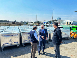 Bandırma Belediyesi, daha temiz bir kent için çalışmalarını sürdürüyor. Yeni çöp konteynerleri yerleştirilirken, eski konteynerler bakım ve onarımdan geçirilerek tekrar kullanıma kazandırılıyor.