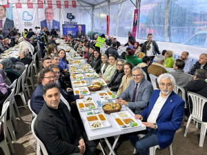 Bandırma Belediyesi’nin Ramazan ayı boyunca kurduğu iftar çadırı, vatandaşları bir araya getirerek dayanışma ruhunu güçlendirmeye devam ediyor. Son olarak CHP PM Üyesi Mehmet Tüm’ün katkılarıyla düzenlenen iftar programında birlik ve beraberlik duyguları pekişti.