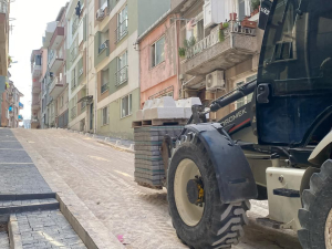 Bandırma Belediyesi, kent genelinde yol yapımı, restorasyon ve yeşil alan düzenlemeleriyle vatandaşların yaşam kalitesini artırıyor. Belediye düğün salonu yenilenirken, mahallelerde parke taşı döşeme ve çevre düzenleme çalışmaları sürüyor.