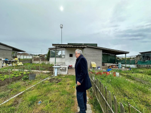 Bandırma Belediyesi, vatandaşların keyifli vakit geçirdiği hobi bahçelerinde önemli düzenlemeler yapıyor. Konforlu ve modern alanlar oluşturulacak. Detaylar haberimizde!