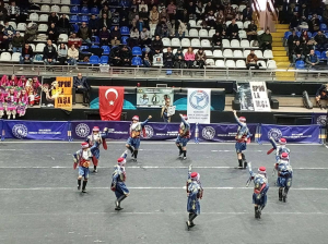 Edremit Belediyesi Halk Oyunları Ekibi, Türkiye Halk Oyunları Federasyonu’nun (THOF) Balıkesir’de düzenlediği il yarışmasında birinci oldu. Bölge yarışmasına hazırlanan ekip, Türkiye Şampiyonası’na katılmayı hedefliyor.