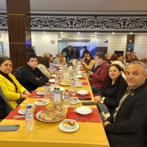 "TEMAD Burhaniye Şubesi, 8 Mart 2025 Ramazan ayında düzenlediği iftar yemeği ile üyelerini bir araya getirirken, Dünya Emekçi Kadınlar Günü’nü de coşkuyla kutladı."