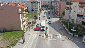 Balıkesir Büyükşehir Belediyesi, Karesi’de vatandaşların talepleri doğrultusunda kavşak sinyalizasyon çalışmasını tamamladı. Ahmet Akın’ın öncülüğünde yapılan bu düzenleme, trafik güvenliğini artırarak yayalar ve sürücüler için daha güvenli bir ulaşım sağladı.