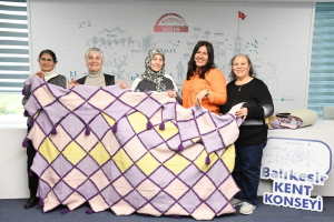 Balıkesir’de bir araya gelen 13 kadın, dayanışma ve yardımlaşmanın gücünü göstermek için "Umut Battaniyesi" projesini hayata geçirdi. Balıkesir Büyükşehir Belediye Başkanı Ahmet Akın ve Balıkesir Kent Konseyi’nin desteklediği proje ile kadınlar, el emeğiyle umudu işledi.