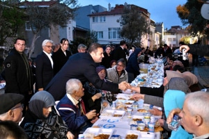 Balıkesir Büyükşehir Belediye Başkanı Ahmet Akın, 2. Sakarya Mahallesi'nde vatandaşlarla iftar yaptı. "Balıkesir benim ailem" diyerek şehri hak ettiği noktaya taşımak için çalıştığını vurguladı. Detaylar haberimizde!