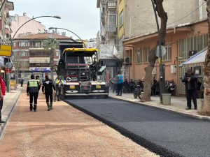Balıkesir Büyükşehir Belediye Başkanı Ahmet Akın öncülüğünde Erdek’te gerçekleştirilen asfaltlama çalışmaları, bayrama özel uygulamalarla bozuk yolların tamamen ortadan kaldırılmasını sağlıyor.