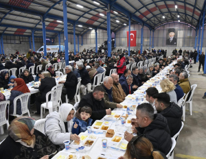 Balıkesir Büyükşehir Belediye Başkanı Ahmet Akın, Savaştepe'de vatandaşlarla iftar programında bir araya geldi. Başkan Akın, hizmet odaklı çalışmalarını vurgulayarak, "Bahane değil, iş üretiyoruz" dedi.