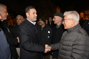 Balıkesir Büyükşehir Belediye Başkanı Ahmet Akın, Savaştepe’nin Yeşilhisar, Karacalar ve Sarıbeyler köylerinde vatandaşlarla bir araya geldi. Akın, “Ben de particilik yok. Benim partim Balıkesir.” diyerek eşit hizmet anlayışını vurguladı.