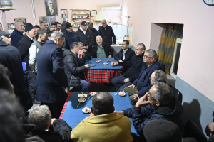 Balıkesir Büyükşehir Belediye Başkanı Ahmet Akın, Savaştepe’nin Yeşilhisar, Karacalar ve Sarıbeyler köylerinde vatandaşlarla bir araya geldi. Akın, “Ben de particilik yok. Benim partim Balıkesir.” diyerek eşit hizmet anlayışını vurguladı.