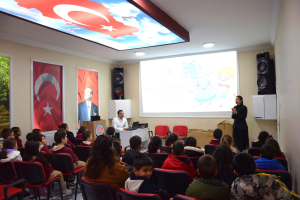 Balıkesir Büyükşehir Belediyesi ve BASKİ, ilkokullarda su tasarrufu eğitimleri başlatarak çocuklara suyun bilinçli kullanımını öğretmeyi amaçlıyor. Geleceğimizi su bilinciyle güvence altına alalım!