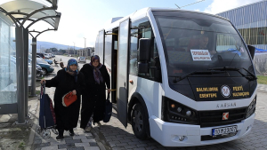Balıkesir Büyükşehir Belediyesi, Susurluk’ta semt pazarına erişimi kolaylaştıran ücretsiz ring hattını hizmete sundu. Vatandaşlar, bu hizmetten büyük memnuniyet duydu.