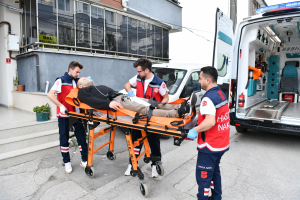 Balıkesir Büyükşehir Belediyesi, 11 ayda 3 bin 298 ihtiyaç sahibi ve yatağa bağımlı hastaya hasta nakil hizmeti sundu. Başkan Ahmet Akın’ın “Sağlıklı Kent” vizyonuyla hayata geçirilen bu hizmet, vatandaşların hastanelere erişimini kolaylaştırıyor.