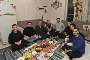 Balıkesir Büyükşehir Belediye Başkanı Ahmet Akın, öğrenci evinde sahur yaptı. Yurt ve ulaşım sorununa çözüm müjdesi veren Akın, Balıkesir’i öğrenci dostu bir şehir haline getireceklerini belirtti.