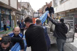 Burhaniye’de kaldırım ve yol işgallerine karşı Burhaniye Belediyesi ve Emniyet Müdürlüğü ekipleri ortak denetim gerçekleştirdi. Uyarılara uymayan esnafa yasal işlem uygulandı.