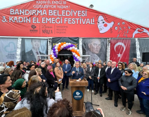 Bandırma Belediyesi’nin düzenlediği 3. Kadın El Emeği Festivali, Cumhuriyet Meydanı’nda coşkuyla başladı. Kadın üreticilerin el emeğiyle hazırladığı ürünler, 13 Nisan’a kadar ziyaretçileri bekliyor.