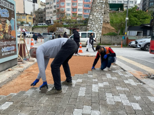 Bandırma Belediyesi, İhsaniye, Ömerli, Sunullah ve Liman Sahası Sokak’ta parke taşı döşeme çalışmalarını sürdürüyor. Altyapı ve çevre düzenlemeleriyle mahallelerde konfor artıyor.