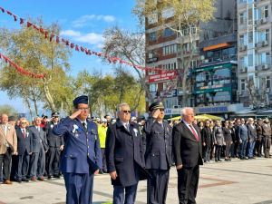 Bandırma Belediye Başkanı Dursun Mirza, Türk Polis Teşkilatı’nın 180. kuruluş yıl dönümü dolayısıyla Cumhuriyet Meydanı’nda düzenlenen törene katıldı ve emniyet mensuplarına minnet duygularını ifade etti.