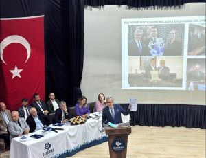 Bandırma Belediye Başkanı Dursun Mirza, düzenlediği toplantıda bugüne kadar yapılan projeleri ve yeni dönem hedeflerini vatandaşlarla paylaştı. “Birlikte başardık, birlikte yürüyoruz” dedi.
