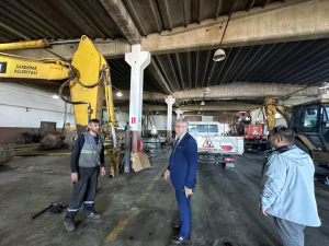 Bandırma Belediyesi, 2025 yaz sezonuna hazırlıklarını sürdürüyor. Başkan Dursun Mirza, şantiyeyi ziyaret ederek iş makinelerinin bakım ve onarım süreçlerini denetledi.