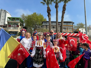 Bandırma’da düzenlenen 1. Uluslararası Balıkesir Çocuk Festivali, Ukrayna, Litvanya, Gürcistan ve Meksika’dan gelen çocukların danslarıyla coşkuyla kutlandı. Kültürler buluştu, çocuklar sahnede barışı dansla anlattı.
