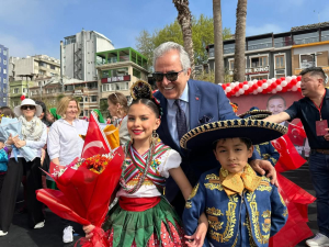 Bandırma’da düzenlenen 1. Uluslararası Balıkesir Çocuk Festivali, Ukrayna, Litvanya, Gürcistan ve Meksika’dan gelen çocukların danslarıyla coşkuyla kutlandı. Kültürler buluştu, çocuklar sahnede barışı dansla anlattı.