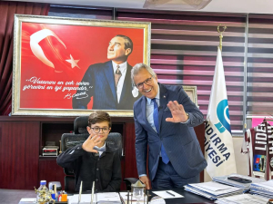 Bandırma Belediyesi, 23 Nisan Ulusal Egemenlik ve Çocuk Bayramı’nı coşkuyla kutladı. Başkan Dursun Mirza koltuğunu minik başkana devretti, çocuklar geleceğe dair fikirlerini paylaştı.