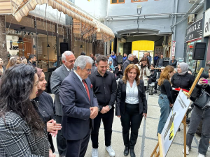  Bandırma Belediyesi ve Onyedi Eylül Üniversitesi iş birliğiyle düzenlenen “Yalnız Değilsiniz” sergisi, Yaşlılar Haftası’na anlamlı bir sanat dokunuşu sundu.