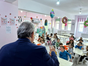 Bandırma Belediye Başkanı Dursun Mirza, Şehit Teğmen Doğuş Uran Anaokulu’nu ziyaret ederek öğrencilere moral verdi, okulun ihtiyaçlarını dinledi ve şehit ailesiyle duygusal bir buluşma gerçekleştirdi.