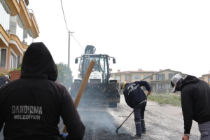 Bandırma Belediyesi, Başkan Dursun Mirza öncülüğünde altyapı ve üstyapı hizmetlerini hızlandırdı. Parke döşeme ve asfaltlama çalışmaları mahallelerde dönüşüm yaratıyor.