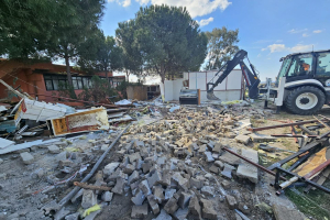 Burhaniye Belediyesi, kaçak yapılara geçit vermiyor! Yapı Kontrol Müdürlüğü ekipleri, imar kanununa aykırı yapıları tespit ederek yıkım işlemlerini sürdürüyor.