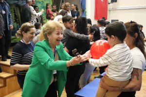 Burhaniye Belediyesi Kent Tiyatrosu (BBKT), Burhaniye T Tipi Kapalı Cezaevi'nde 0-6 yaş grubu çocuklar için tiyatro oyunu sahneleyerek minik kalplere umut oldu.
